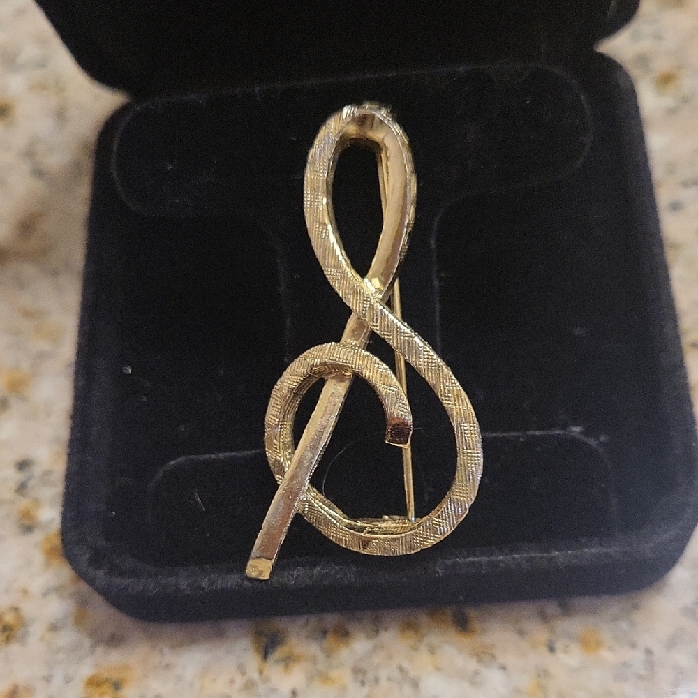 Elegant Gold Treble Clef Brooch/RAISING 4 KIDNEY TRANSPLANT